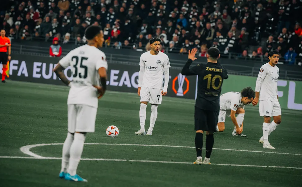 Eintracht Frankfurt vs Slavia Praha (00:45 – 08/11) | Xem lại trận đấu