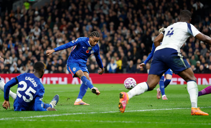 Khuất phục Tottenham, Chelsea chỉ còn cách top 4 đúng 1 điểm