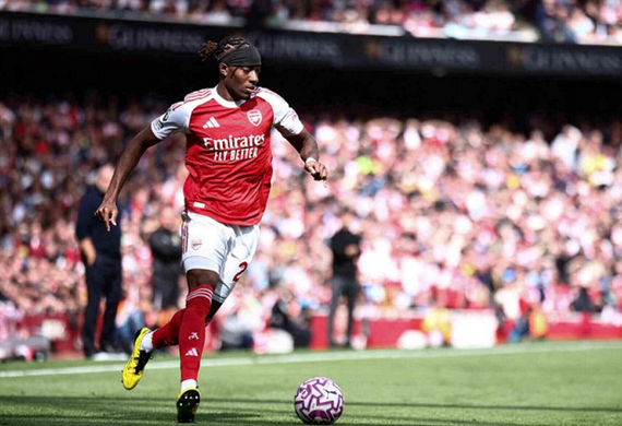 Madueke hóa ‘sát thủ trên không’, tạo siêu phẩm khiến giới chuyên môn ngả mũ